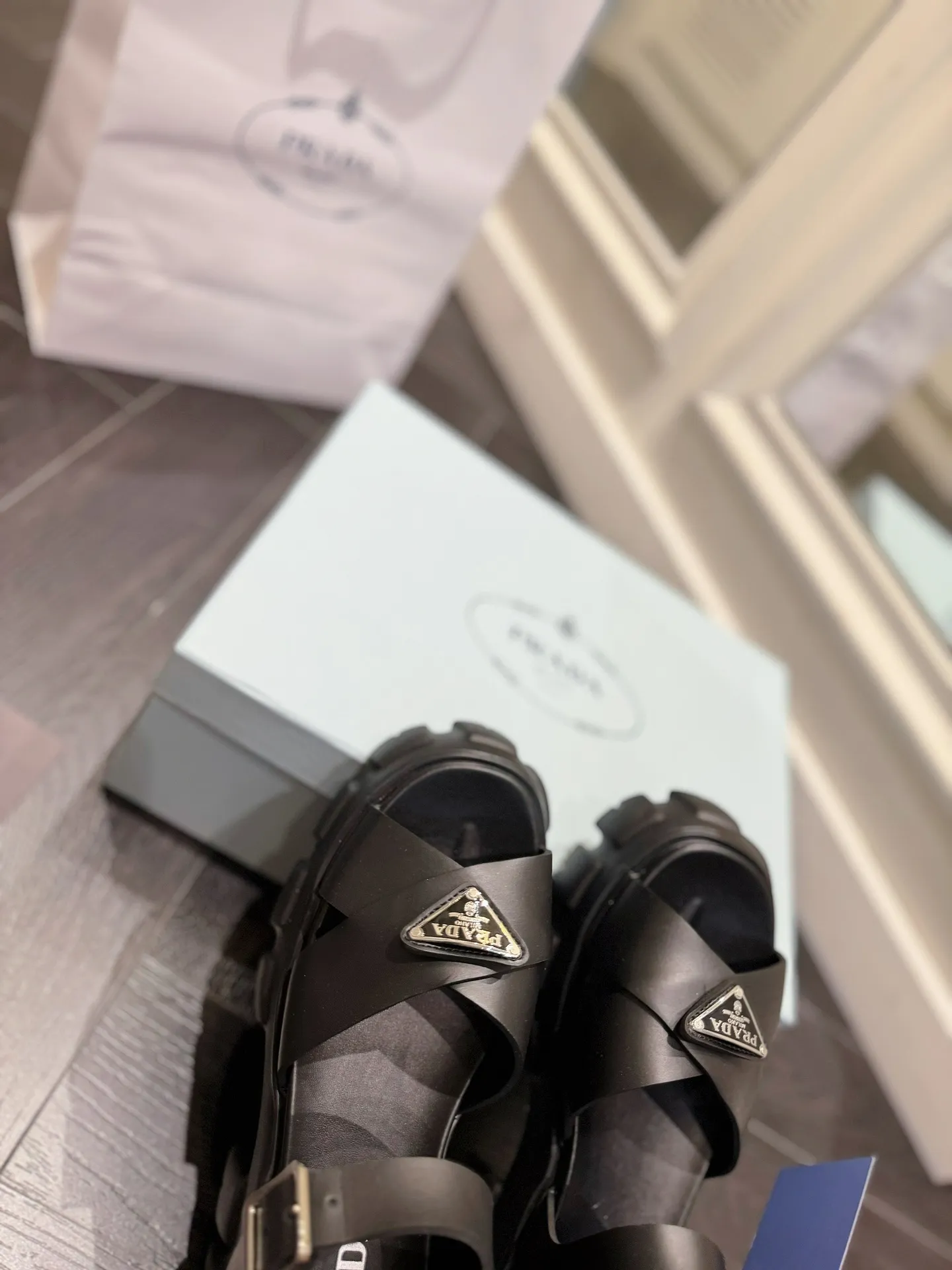 👟👟Ex-factory price 460👟👟 prada Roman shoes will definitely make you fall in love with them! The latest spring and summer sawtooth Roman braided thick-soled sandals E64, retro, fashionable and avant-garde gear teeth, 55mm thick-soled soles and uppers, making the whole pair of shoes light and comfortable. Bright colors, a variety of choices to satisfy fashionable people of different styles! The iconic metal triangle logo is paired with the shape of ancient beach sandals. Every design element is fashionable! Color: black and white Size: 35-41